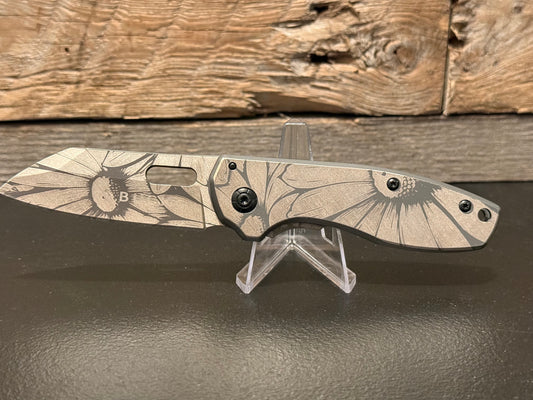 Daisy Burst Buck Knife (Steel) – Blade of Rebellion